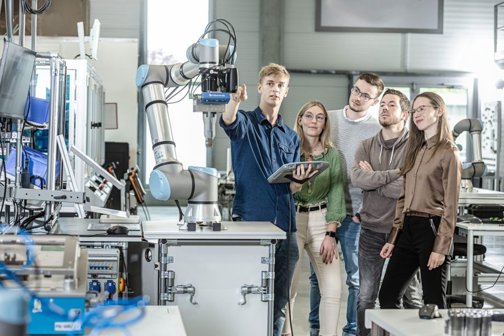 Studierende in der Robotikhalle